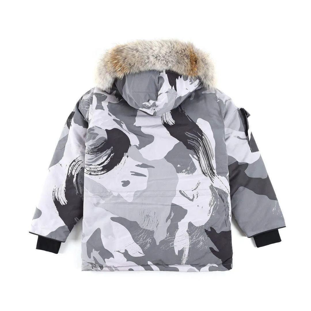 P780 with dust bag) Canada Goose Canada Goose #Expedition expedition parka classic down jacket ➖ Imported 21-count polyester-cotton blended original fabric [last year’s 16-count/18-count hard fabrics have been completely eliminated, this year all use 21-count genuine synchronized fabrics, the soft mid-band feels delicate and textured], genuine synchronized Feather-Light 10D waterproof coated fabric, made of 84.5% polyester fiber and 15.5% cotton, 100% the best feel in the entire network! ➖ The genuine official website is synchronized with the national standard 80 white duck down, you can check the official website customer service, there will never be a series of misleading claims such as 90 down or goose down! ➖ Using the best nylon lining with double double-layer sealing design, velvet-proof No. 7 needle + grid-filled down ready-made garments, there is 100% no so-called velvet running! ➖ The cuffs are designed with thickened seamless threads, and the collar and pockets are lined with top-quality polar fleece to keep you warm and comfortable! ➖ Yoshida YKK provides original custom-made electroplated sliders. YKK two-way lockable zippers are tight and smooth and will not peel off paint! ➖ 3M composite guarantees that the Velcro is the same as the original, durable, and all accessories and hardware are custom-made! ➖ Imported BEHRINGER embroidery machine to customize the 10,000-needle embroidery logo, 98% of which can be reproduced to restore the original logo. You can check and compare on the official website! ➖ The fur collars are all made of large pieces of Western Canadian blue wolf hide, ensuring that each fur collar is 13-15cm wide! 08 models for men and women SIZE: XS S M L XL XXL